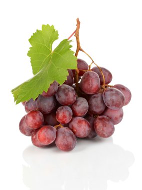 Olgun lezzetli üzüm üzerine beyaz izole