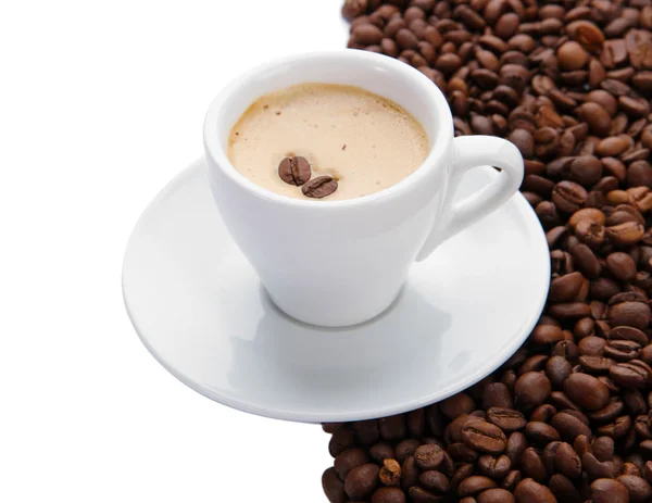 Tasse Kaffee mit Kaffeebohnen, isoliert auf weiß — Stockfoto