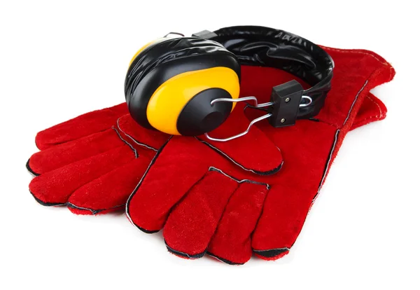 Beschermende handschoenen en koptelefoon op wit wordt geïsoleerd — Stockfoto