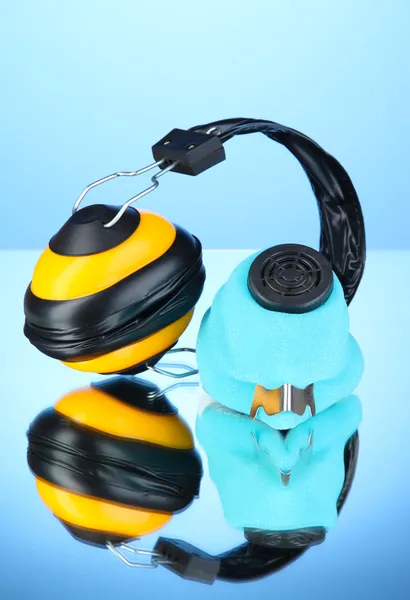 Respirateur et écouteurs sur fond bleu — Photo