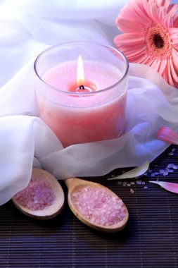 güzel pembe mum çiçeği bambu mat ile
