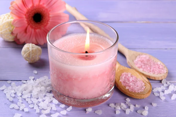 Smukke lyserøde stearinlys med blomst på lilla træ baggrund - Stock-foto