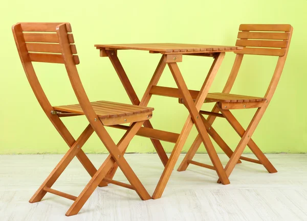 Drewniany stół z krzesłami w pokoju — Zdjęcie stockowe