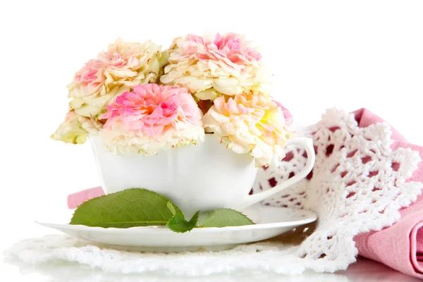सफेद पर अलग नैपकिन पर कप में गुलाब — स्टॉक फ़ोटो, इमेज