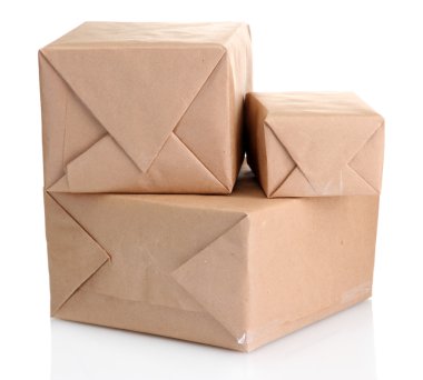 parsel üzerinde beyaz izole, kraft kağıt kutular