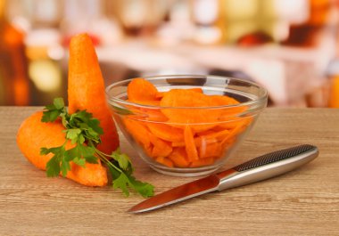 mutfak masasında kapta havuç