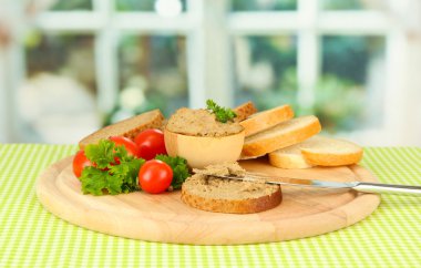 taze ezme, domates ve parlak zemin üzerine ekmek bileşimi