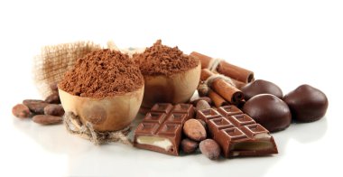 çikolatalı tatlılar, kakao ve baharat üzerine beyaz izole, kompozisyon