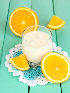 ahşap masa yakın çekim üzerinde turuncu cam lezzetli yoğurt