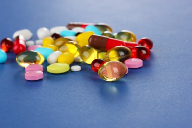 hap, Tablet ve kapsüller mavi zemin üzerine ürün çeşitliliği