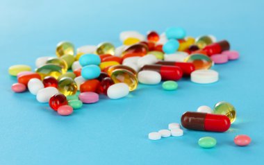 hap, Tablet ve kapsüller mavi zemin üzerine ürün çeşitliliği