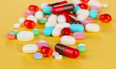 hap, Tablet ve kapsüller Sarı zemin üzerinde ürün çeşitliliği