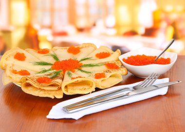 kafede masada kırmızı havyar ile lezzetli gözleme