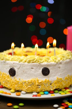 siyah arka plan üzerinde mutlu doğum günü pastası