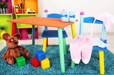 küçük ve renkli masa ve sandalyeler ile bebek giysileri