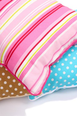 Üç yastık üzerinde beyaz izole