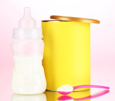 şişe süt ve gıda pembe bir arka plan üzerinde bebekler için