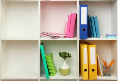 Beyaz ofis farklı ileti örneğiyle raflar, yakın çekim