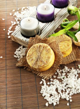 el yapımı Sabun ve deniz tuzu gri bambu hasır üzerinde