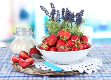 Tablo penceresinin arka plan üzerinde çilek plaka hasır üzerinde durmak