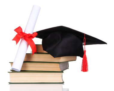 grad şapka ile diploma ve üzerinde beyaz izole kitap