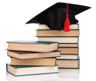 grad şapka ile üzerine beyaz izole kitap