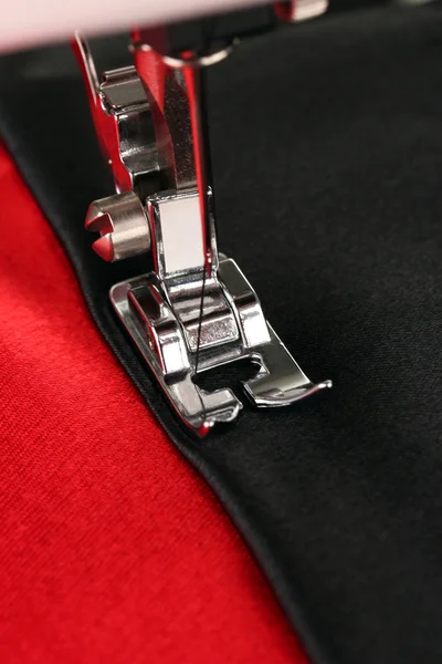 Primer plano de la máquina de coser parte de trabajo con tela de color — Foto de Stock