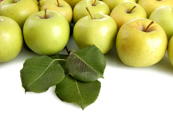 Pommes juteuses aux feuilles vertes, isolées sur blanc — Photo