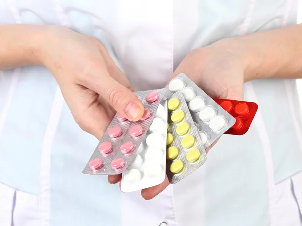 Nahaufnahme einer Ärztin, die Tabletten in der Hand hält, isoliert auf weiß — Stockfoto