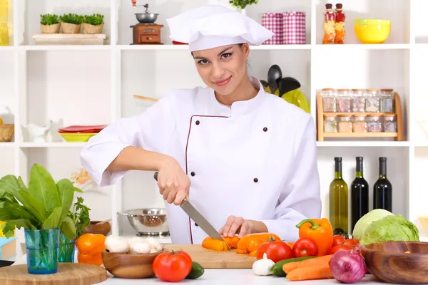 Joven cocinera cocinera en cocina — Foto de Stock