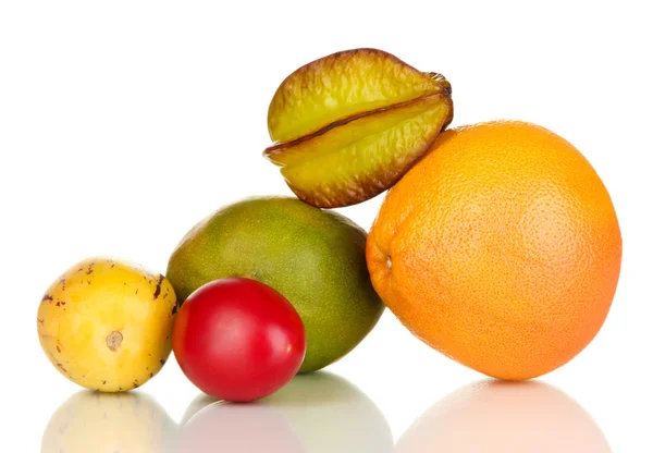 Zusammensetzung exotischer Früchte isoliert auf weiß — Stockfoto