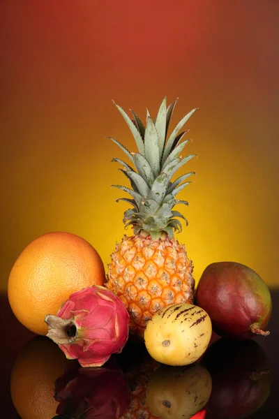 カラフルな背景の上のエキゾチックなフルーツの組成 — Stockfoto