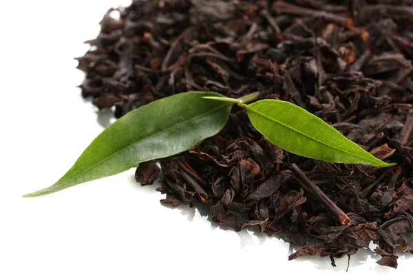 Trockener schwarzer Tee mit grünen Blättern, isoliert auf weißem — Stockfoto