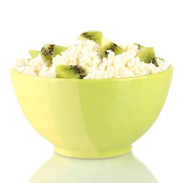 Cottage cheese in color bowl with kiwi fruit, isolated on white — Stock Photo, Image