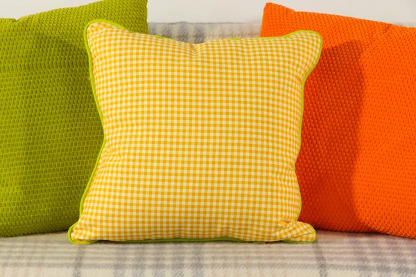 Kolorowe poduszki na kanapie na białym tle — Zdjęcie stockowe