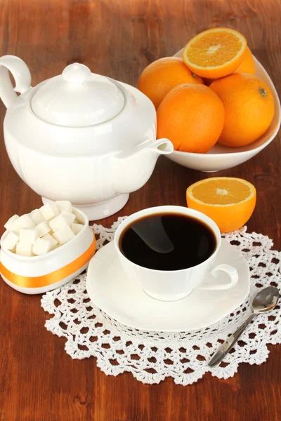 Krásné bílé večeři služba s pomeranče na dřevěný stůl detail — Stock fotografie