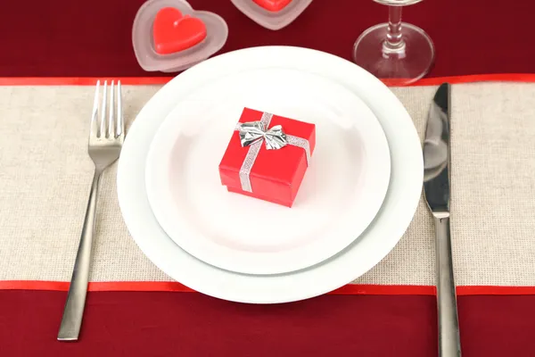 Table setting in honor of Valentine's Day close-up — Stock Photo, Image