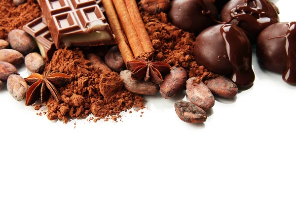 Sammansättningen av choklad godis, kakao och kryddor, isolerad på vit — Stockfoto