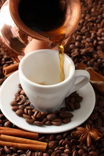 Taza y taza de café sobre fondo de granos de café — Foto de Stock