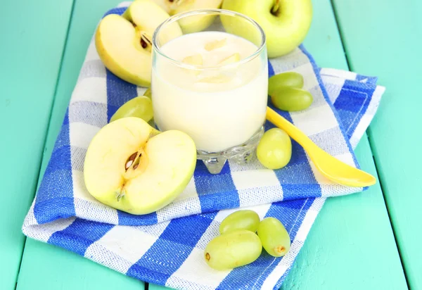 Delicioso yogur en vaso con fruta en mesa de madera de cerca —  Fotos de Stock