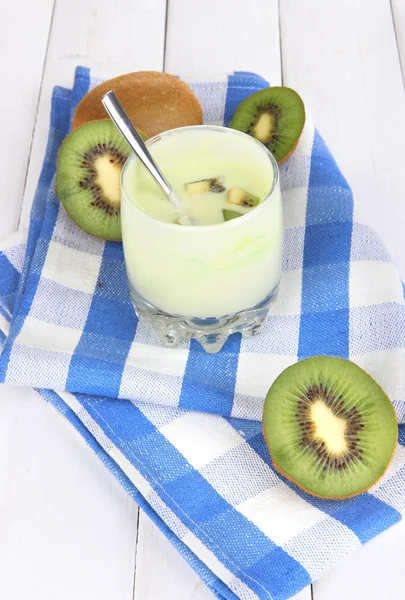 Cam ahşap masa yakın çekim üzerinde meyve ile lezzetli yoğurt — Stok fotoğraf