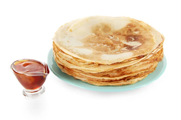 Pfannkuchen auf Teller isoliert auf weiß — Stockfoto