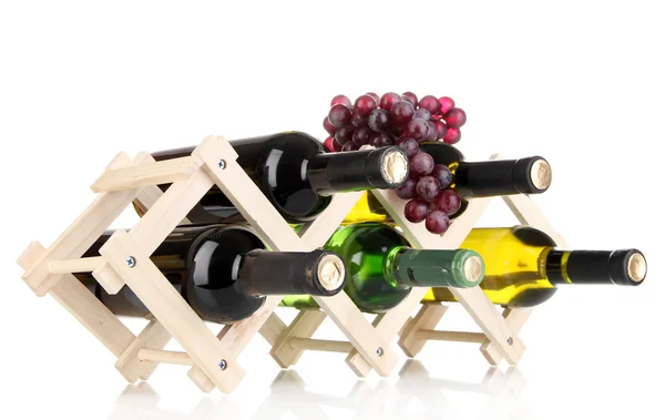Garrafas de vinho colocadas sobre suporte de madeira isolado sobre branco — Fotografia de Stock