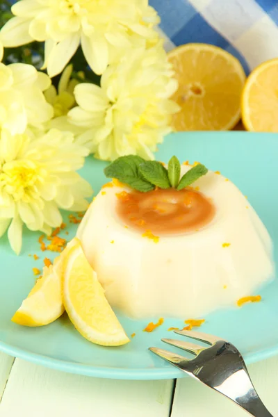 Lemon Panna Cotta com raspas de laranja e molho de caramelo, sobre fundo de madeira cor — Fotografia de Stock