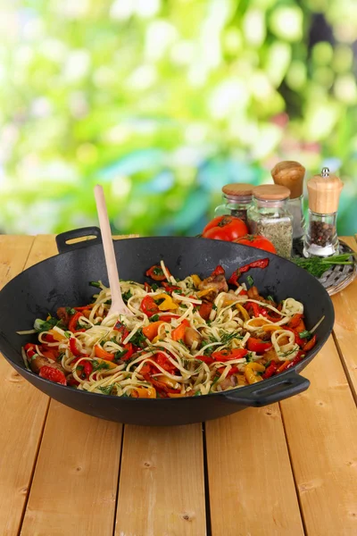 Noodles with vegetables on wok on nature background background — Stock Photo, Image