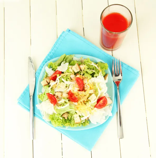 Salada Caesar na placa azul, na cor de fundo de madeira — Fotografia de Stock