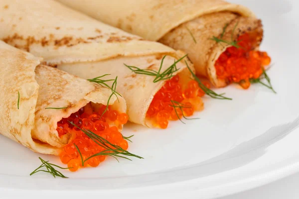 Deliciosos panqueques con caviar rojo en primer plano —  Fotos de Stock