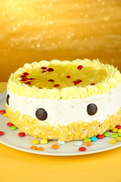 Chutný dort na žlutém podkladu — Stock fotografie