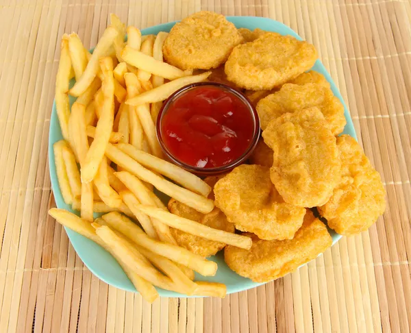 Smażone nuggets z kurczaka z frytkami i sosem na stole w parku — Zdjęcie stockowe