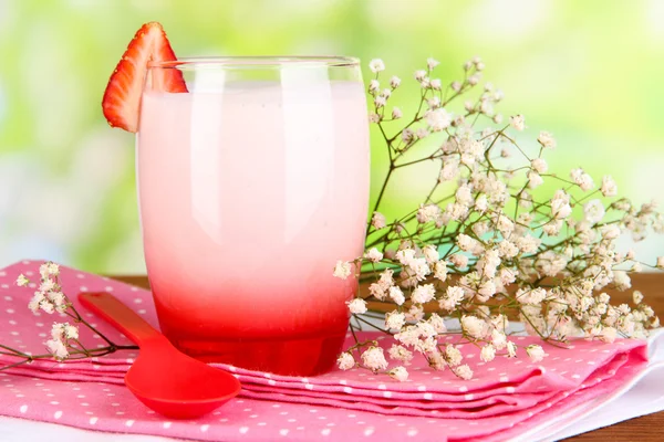 Köstlicher Erdbeerjoghurt im Glas auf Holztisch vor natürlichem Hintergrund — Stockfoto